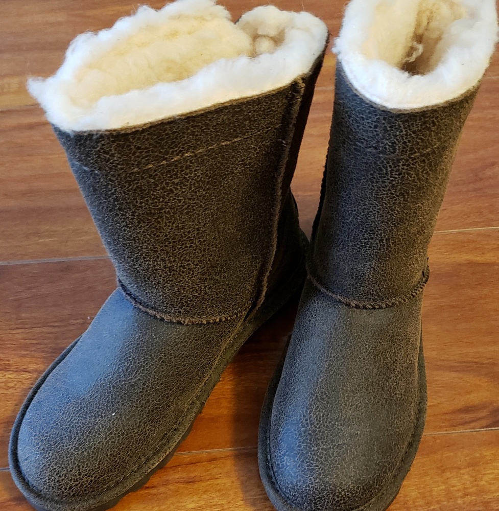 Bearpaw side lace up boots